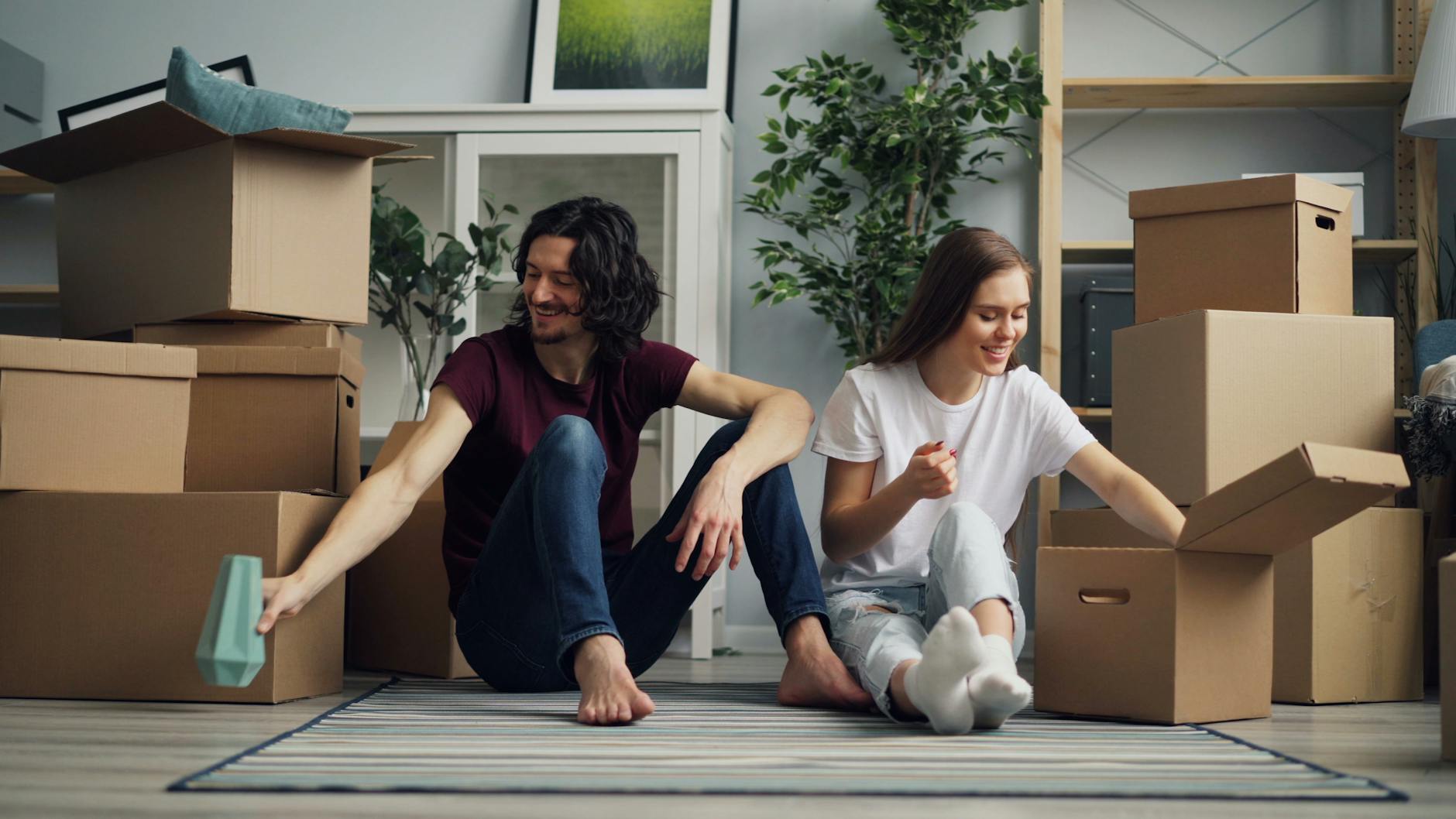 Pareja desempacando cajas en su nuevo hogar