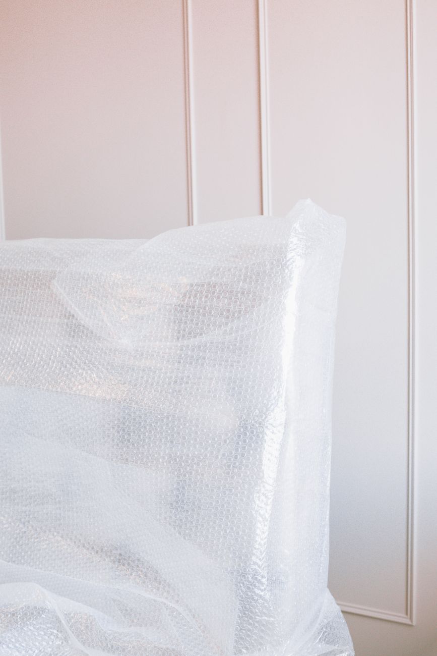 Mueble protegido con plástico de burbuja antes del traslado